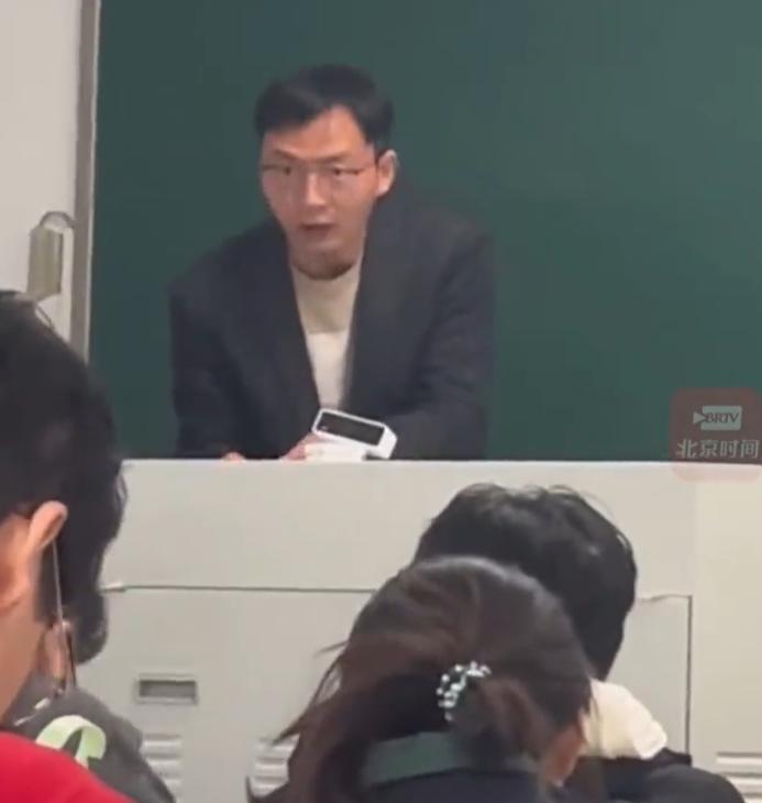 高校课堂趣味签到：学生模仿向佐摸鼻梁，增添课堂乐趣,高校教学,幽默教育,英语课堂,学生签到,有趣的教学方法,演员向佐的动作,第1张