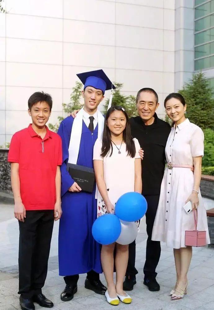 第1任妻子也就是原配妻子肖华(1978年结婚,1988年离婚),给他生了一个