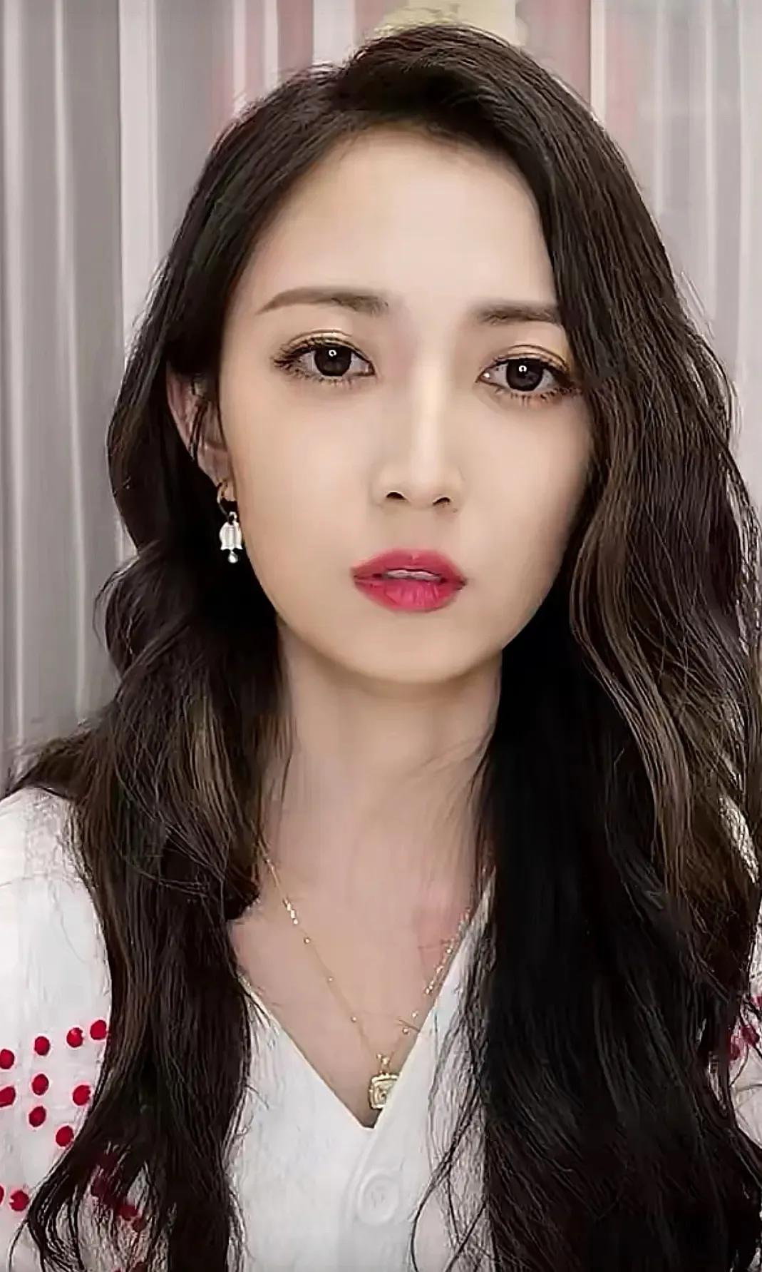 陈钰琪的眼睛有些奇怪,陈钰琪为什么火不起来