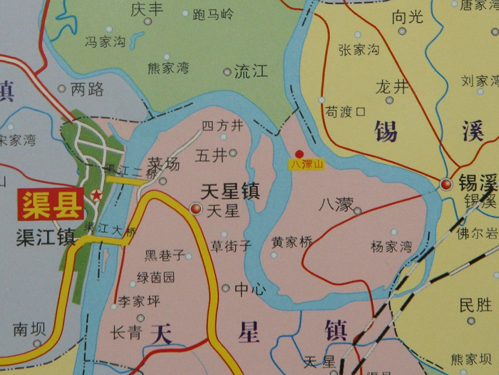 2023年2月28日下午,四川达州渠县一小区内,一六旬老人接孙子放学回来