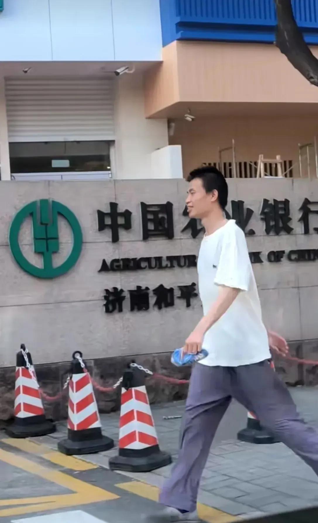 网友济南街头偶遇韦东奕专注走自己的路