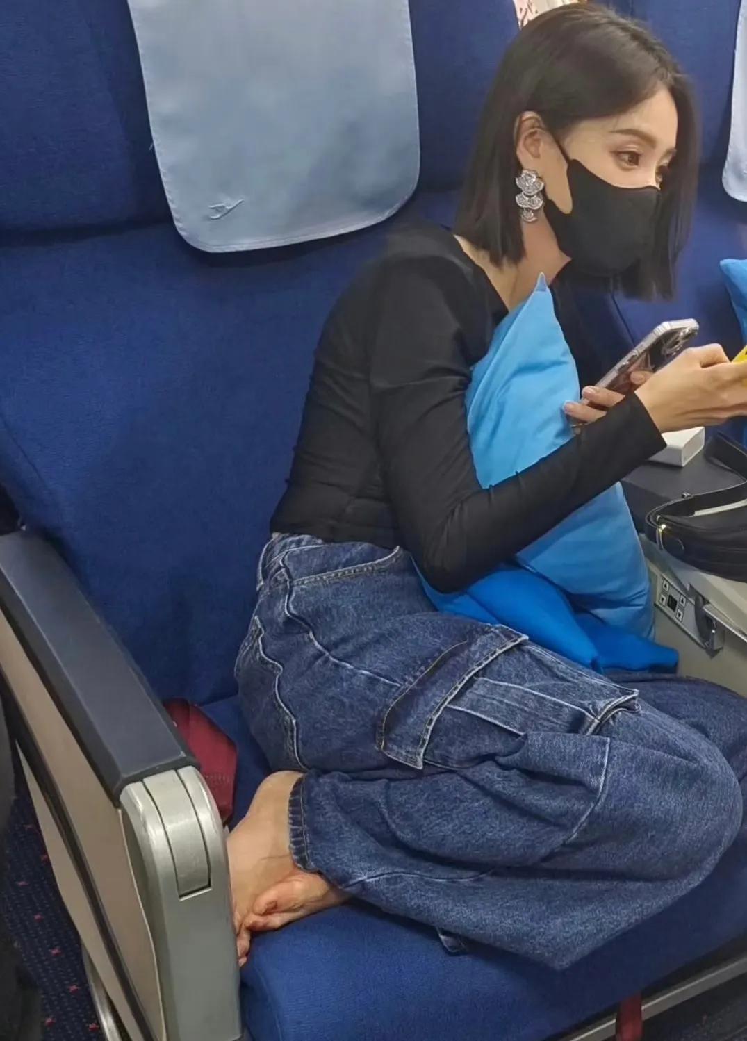 李一桐在飞机上脱鞋被拍网友没必要上纲上线