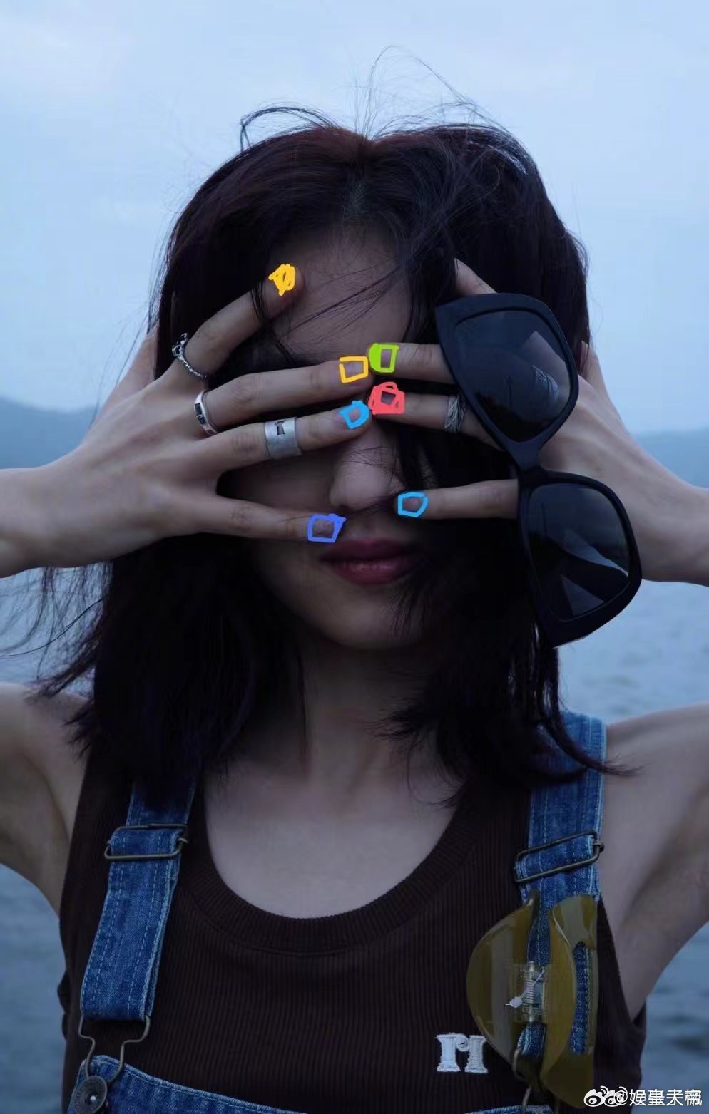 张子枫指甲可太显眼了!多巴胺指甲很爱