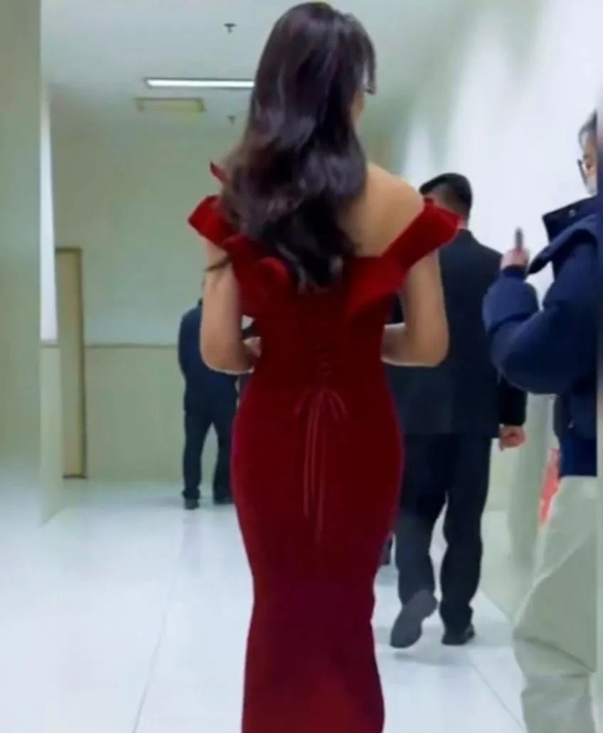 46岁刘涛腰臀比太养眼!身穿红裙背影迷人