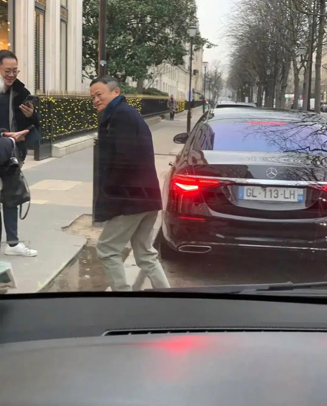 59岁马云巴黎被偶遇换了新发型心情好疑似与lvmh家族谈合作
