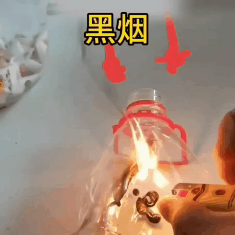 网友点燃娃哈哈瓶子冒白烟对比矿泉水瓶截然不同良心一验便知