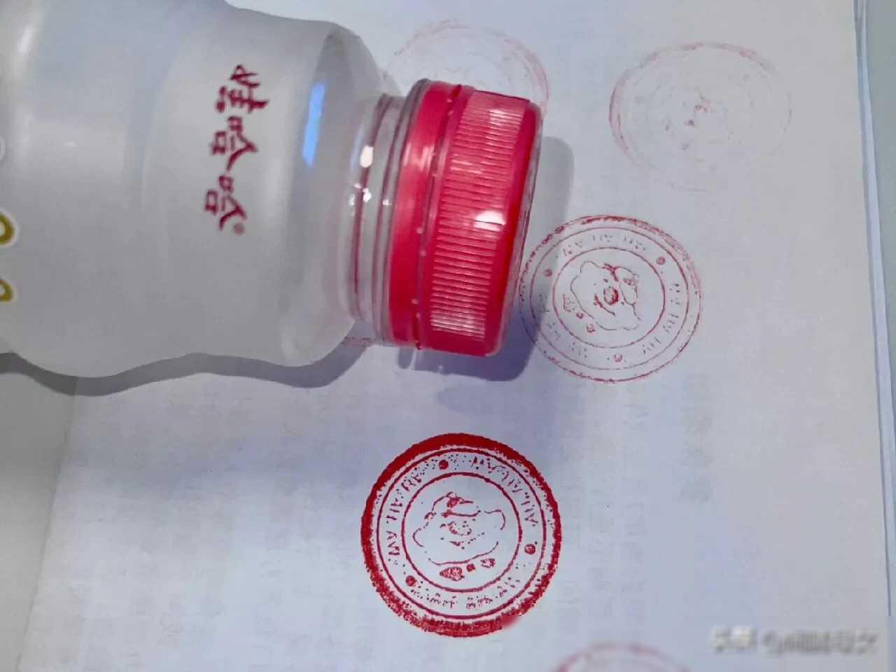 网友发现娃哈哈瓶盖可以盖章